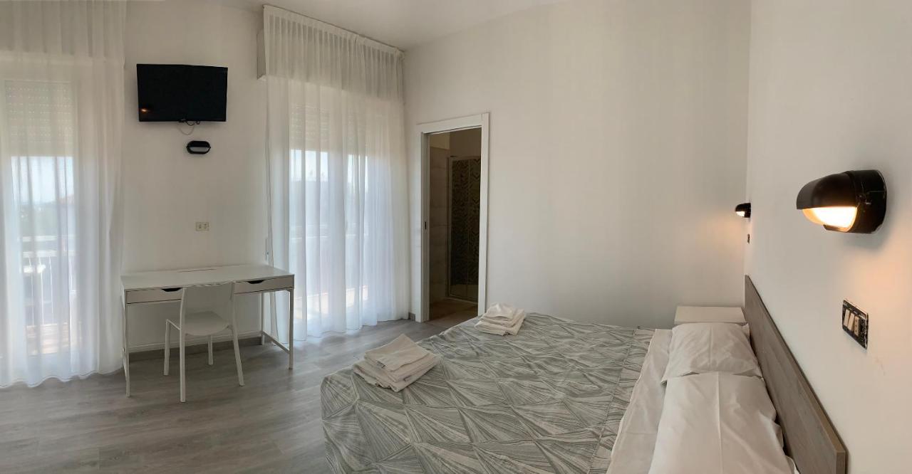 Hotel Laika Римини Екстериор снимка