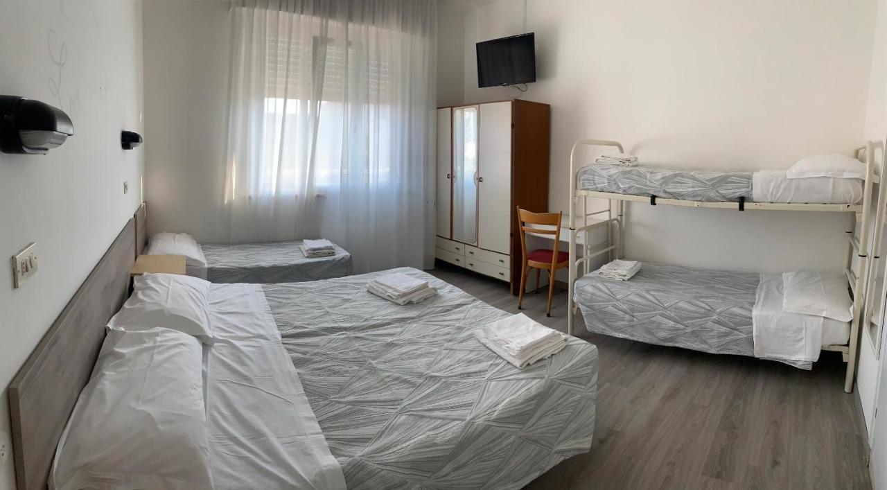 Hotel Laika Римини Екстериор снимка