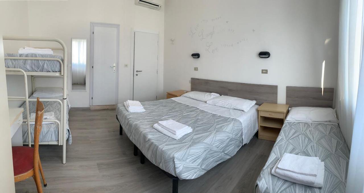 Hotel Laika Римини Екстериор снимка